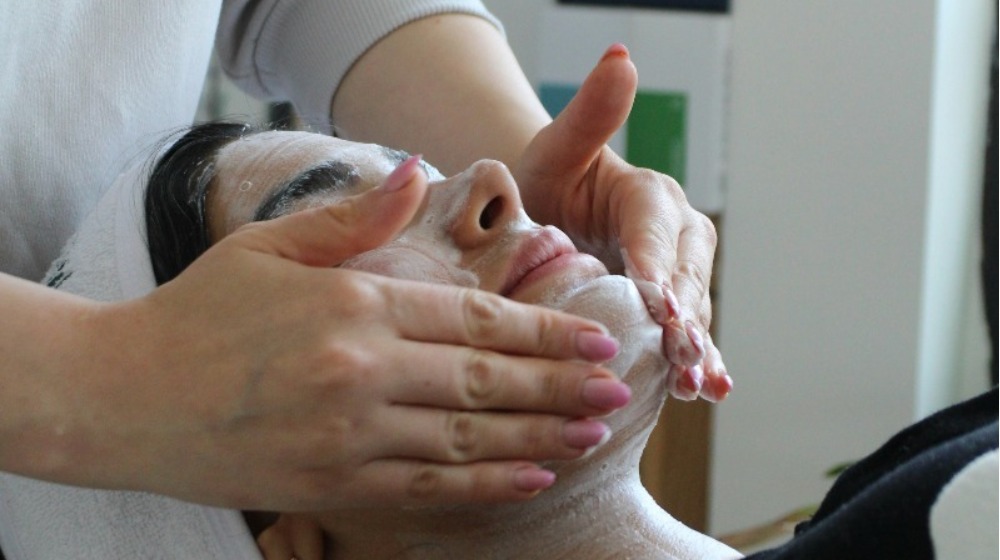 Facial massage: Το μυστικό lifting χωρίς επεμβάσεις
